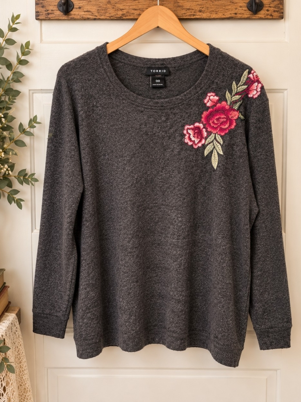 Torrid 00 Charcoal Floral Embroidered Soft Knit Top 25" PTP